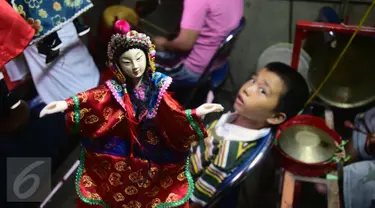 Wayang Potehi diperlihatkan sebelum pertunjukkan di Kawasan Pecinan Semarang saat acara pekan Pasar Semawis 2016, Jumat (5/2/2016). Wayang Potehi adalah salah satu kebudayaan Tiongkok yang diminati menjelang Imlek. (Foto:Gholib)