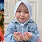 6 Foto Shabira Alula saat Pakai Hijab, Makin Lucu dan Menggemaskan (sumber: Instagram/shabiraalula)