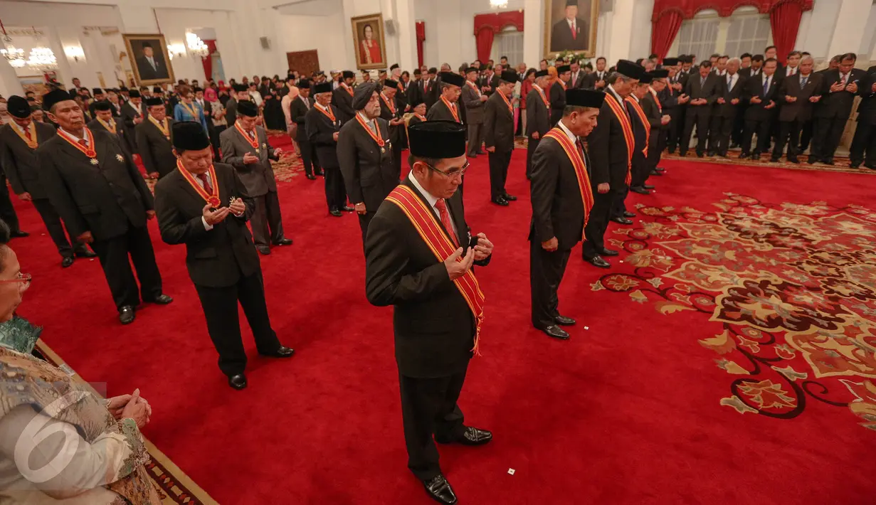 Mantan Ketua MK Hamdan Zoelva (kiri) dan Jenderal TNI Purn Dr Moeldoko (kedua kiri) saat menghadiri upacara pemberian tanda kehormatan oleh Presiden Jokowi kepada tokoh nasional di Istana Negara, Jakarta, Kamis (13/8). (Liputan6.com/Faizal Fanani)