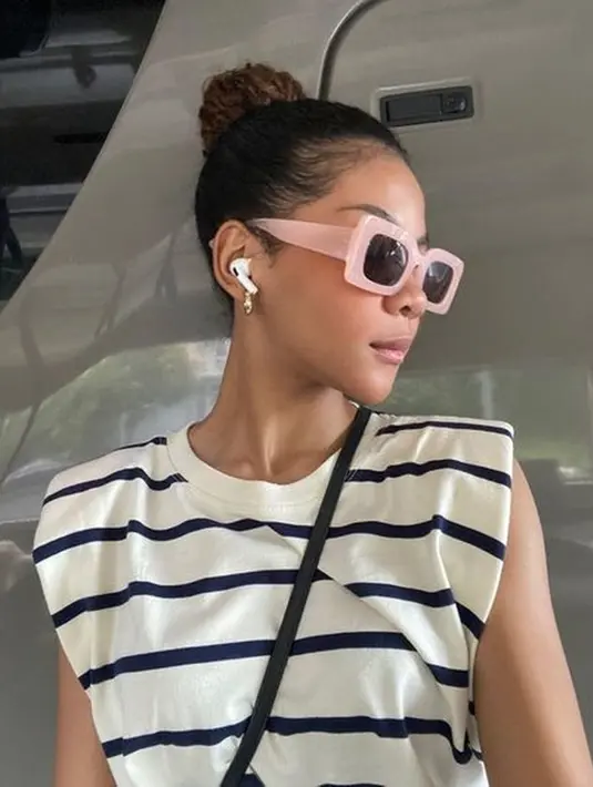 Perempuan berusia 20 tahun ini memang gaya penampilannya selalu kece. Ia selalu senang tampil gaul dan kekinian. Termasuk memakai kacamata pink yang membuat penampilannya kian menawan. (Liputan6.com/IG/zsazsautari)