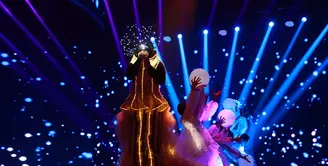 Penampilan luar biasa Melly Goeslaw dalam konser The Biggest Concert 'Ada Apa Dengan Cinta 2'. Konser disiarkan SCTV dari studio Emtek, Daan Mogot, Jakarta Barat, Kamis (31/3/2016). (Adrian Putra/Bintang.com)	