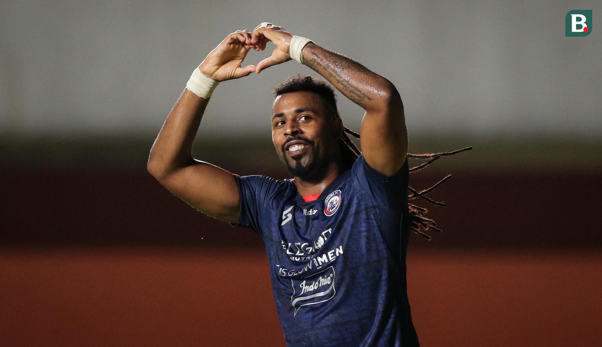 Carlos Fortes. Striker Arema FC asal Portugal berusia 26 tahun ini telah melepaskan 14 tembakan yang tepat sasaran dari total 26 percobaan yang dilakukan. Akurasinya mencapai 53,8 persen dan menghasilkan 5 gol ke gawang lawan dari 9 laga yang dijalani. (Bola.com/Bagaskara Lazuardi)