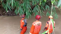 Tim SAR menyusuri sungai mencari bocah yang hanyut ke saluran air. Foto : (Dokumen Basarnas Lampung)