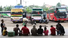 Calon pemudik beristirahat di Terminal Pulo Gebang, Jakarta, Kamis (22/6). Memasuki H-3 Idul Fitri, Terminal Pulo Gebang mulai dipadati ribuan pemudik dengan berbagai tujuan, termasuk ke luar Pulau Jawa. (Liputan6.com/Immanuel Antonius)