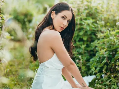 Tampil dalam balutan gaun backless putih, Estelle Linden terlihat begitu memukau. Pada pemotretan ini, dirinya juga tampil dengan makeup sederhana. (Liputan6.com/IG/@estelleelinden)