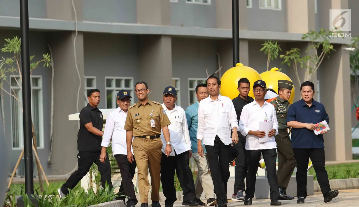 Presiden Joko Widodo didampingi Gubernur DKI Anies Baswedan dan rombongan saat meninjau wisma atlet Asian Games 2018 di Kemayoran, Jakarta, Senin (26/2). (Liputan6.com/Angga Yuniar)