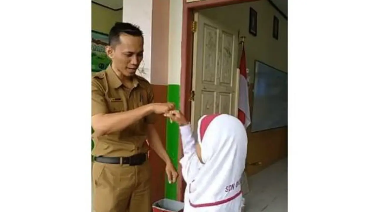 Lewat tos, Arsyad mengajak murid-muridnya memulai aktivitas sekolah dengan menyenangkan dan penuh semangat. (Foto: Facebook)