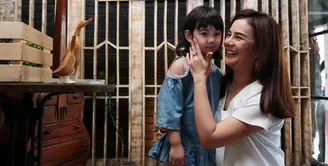 Setiap orang memiliki cara masing-masing dalam mendidik buah hatinya. Begitu juga dengan pemeran Astrid Tiar, yang membatasi anaknya bermain gadget. (Deki Prayoga/Bintang.com)
