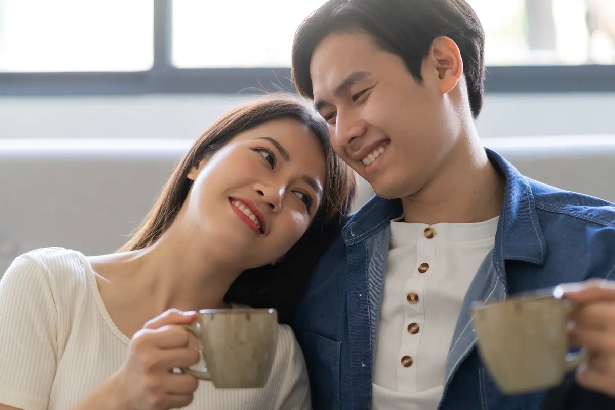 perempuan dan pasangan mengagumi