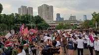 Massa pendukung capres cawapres mulai memadati sekitaran Istora Senayan, Jakarta Pusat jelang debat capres, Minggu (7/1/2024). (Merdeka.com/ Rahmat Baihaqi)
