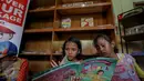 Antusias anak-anak membaca buku di Yayasan 1001 Buku, Jakarta, Senin (8/5). Memperingati Hari Pendidikan Nasional pada 2 Mei, TIKI mendonasikan dana untuk Yayasan 1001 Buku yang mempunyai jaringan hingga ke pelosok negeri. (Liputan6.com/Faizal Fanani)
