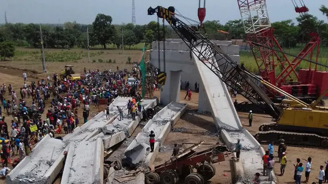 Jembatan beton proyek jalan tol ambruk