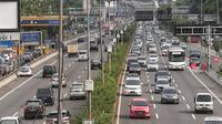 Sejumlah kendaraan melintasi tol dalam kota di kawasan Semanggi, Jakarta, Rabu (13/2). PT Jasa Marga Tbk (persero), mengumumkan akan melakukan penyesuaian tarif untuk 15 ruas jalan tol tahun 2019. (Liputan6.com/Faizal Fanani)