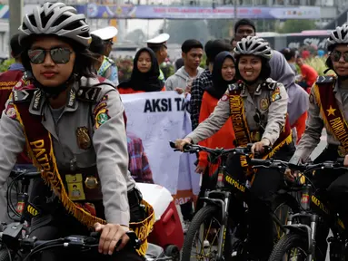 Sejumlah polisi wanita mengendarai sepeda berpatroli di lokasi car free day (CFD), Jakarta, Minggu (21/5). Untuk mengamankan CFD, polisi bersepeda rutin berpatroli dengan berkeliling di sepanjang jalan Sudirman-Thamrin. (Liputan6.com/Immanuel Antonius)
