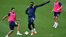 Pelari tercepat dunia, Usain Bolt berebut bola saat berlatih di Central Coast Stadium, Gosford, Australia, (21/8). Bolt akan memulai debutnya di sepak bola Australia dengan bermain untuk Central Coast Mariners. (AFP Photo/Saeed Khan)