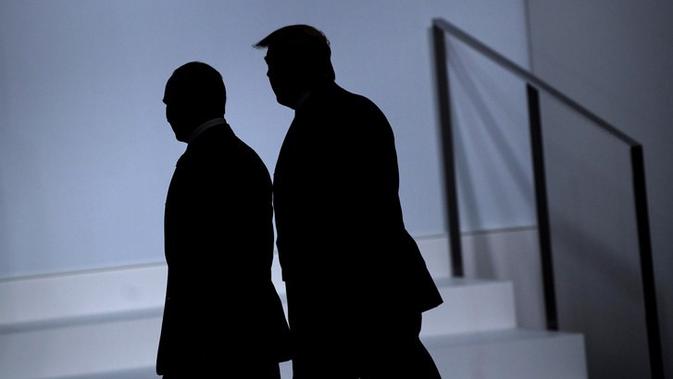 Siluet Presiden Rusia Vladimir Putin (kiri) berjalan bersama dengan Presiden Amerika Serikat Donald Trump (kanan) di KTT G20 di Osaka, Jepang (AFP/Brendan Smiaulowski)