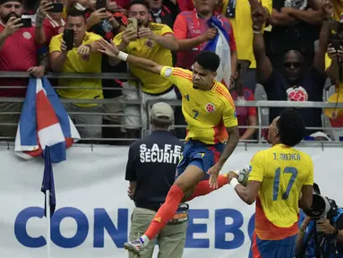 Penyerang Kolombia Luis Diaz (kiri) merayakan gol pembuka timnya yang dicetak ke gawang Kosta Rika dalam matchday kedua Grup D yang digelar di State Farm Stadium pada Sabtu (29/6/2024) pagi WIB. (AP Photo/Matt York)
