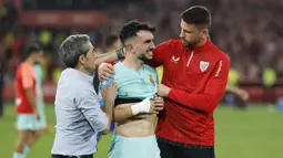 Pelatih Athletic Bilbao, Ernesto Valverde, berusaha menenangkan pemain Real Mallorca, Manuel Morlanes, setelah laga final Copa del Rey di Stadion Olimpico de Sevilla, Minggu (7/4/2024). Bilbao menang 4-2 atas Mallorca dalam drama adu penalti. (AFP/Jaime Reina)