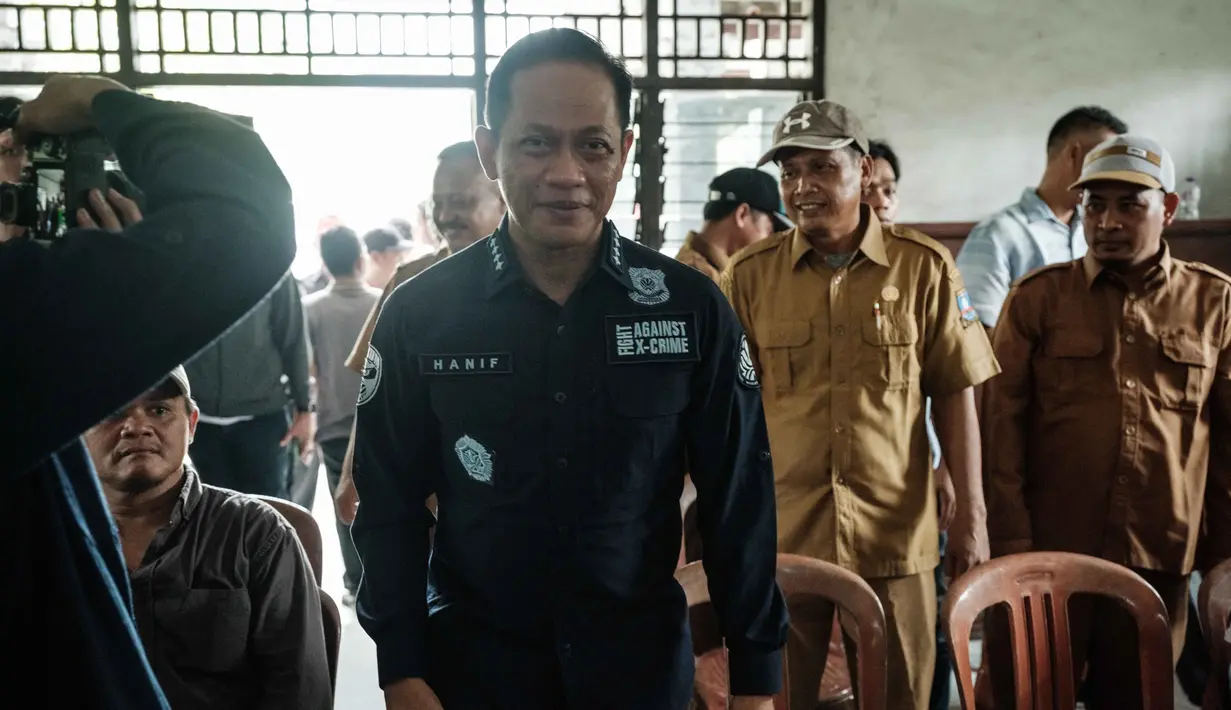 Menteri Lingkungan Hidup, Hanif Faisol Nurofiq, mengungkapkan adanya sejumlah titik di Kawasan Industri Modern Cikande, Kabupaten Serang, Banten, yang memiliki tingkat radiasi sangat tinggi, mencapai 875.000 kali lipat dari batas aman. (Yasuyoshi CHIBA/AFP)