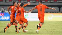 Pemain Persiraja merayakan gol yang dicetak Leo Lelis. Persiraja puas bisa menahan imbang Arema FC 1-1. (Bola.com/Gatot Susetyo)