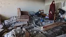 Seorang wanita Palestina berdiri di tengah reruntuhan bangunan tempat tinggal yang rusak setelah serangan Israel di Kota Gaza pada Kamis 4 Juni 2026. (Omar AL-QATTAA/AFP)