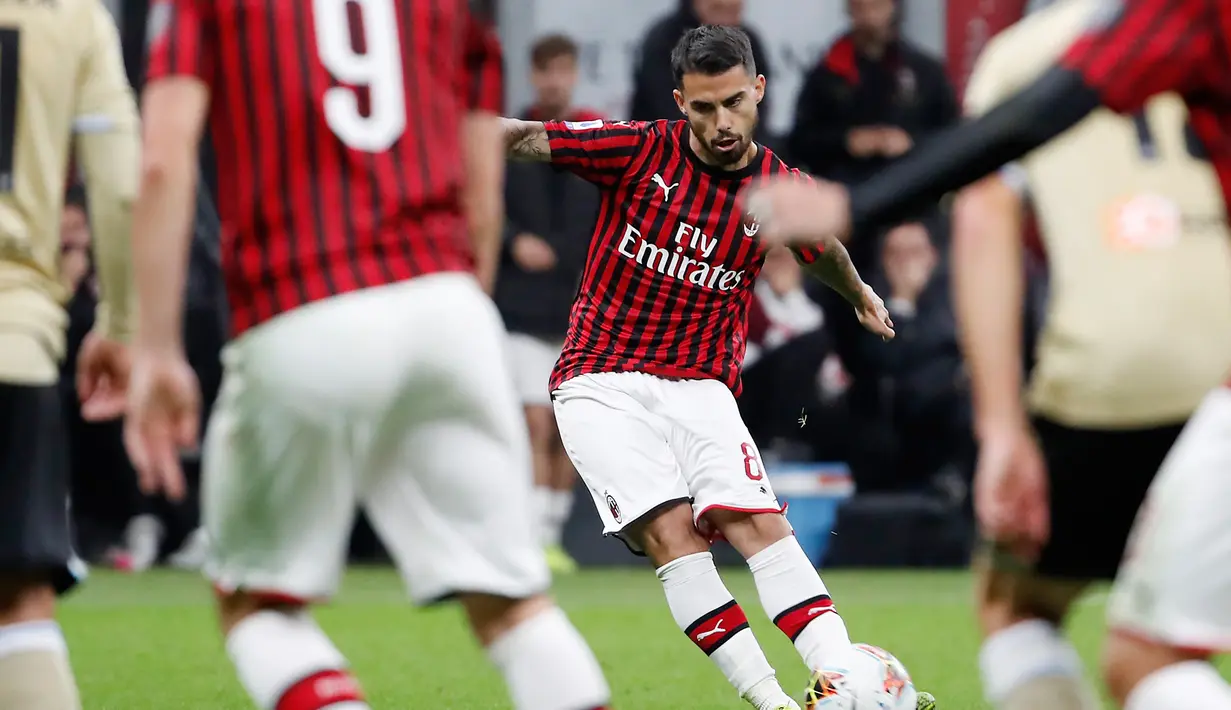 Pemain AC Milan Suso mencetak gol ke gawang SPAL pada pertandingan Liga Italia di Stadion San Siro, Milan, Italia, Kamis (31/10/2019). AC Milan menang 1-0 atas SPAL. (AP Photo/Antonio Calanni)