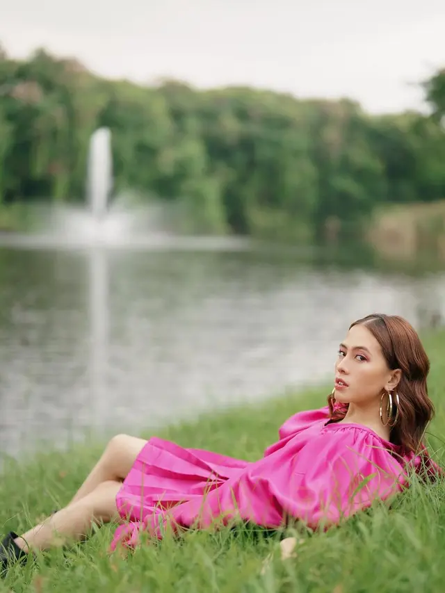 7 Gaya Pemotretan Adhisty Zara dengan Tema The Sweetness of Summer, Curi Perhatian