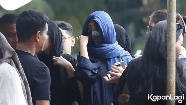Potret Sheila Dara di Pemakaman Vidi Aldiano, Kenakan Pashmina Warna Biru