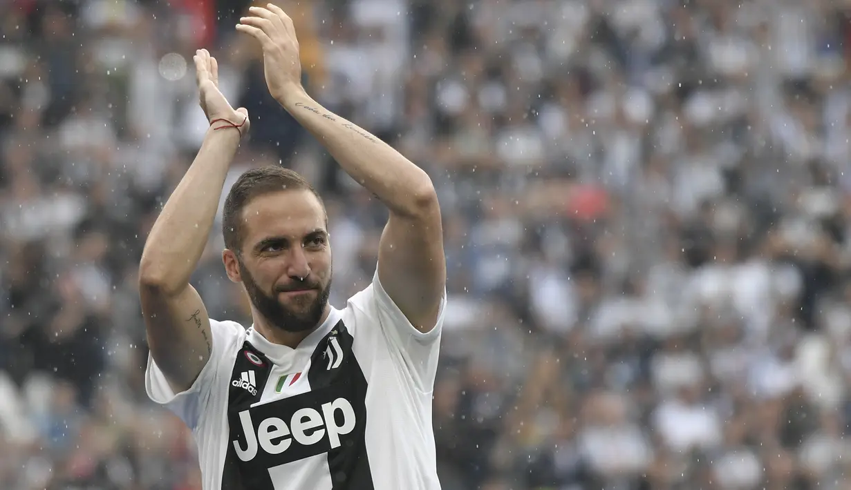 Peyerang Juventus, Gonzalo Higuain menjadi salah satu incaran Chelsea untuk mengarungi Premier League 2018-2019, Namun menurut Sky Italia AC Milan ikut meramaikan tawaran untuk pemain Argentina tersebut. (AFP/Marco Bertorello)