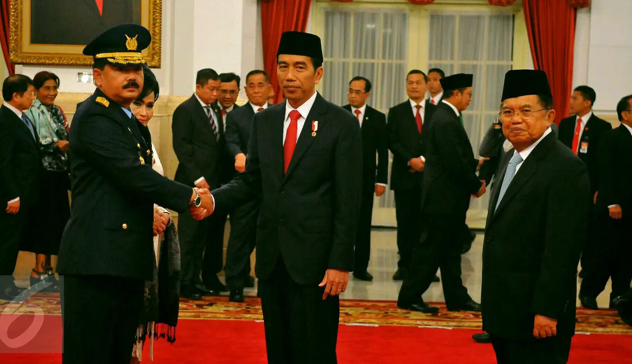 Presiden Joko Widodo bersama dengan Wakil Preside Jusuf Kalla memberikan uacapan selamat kepada Kasau Baru Marsekal Madya Hadi Tjahjanto usai di lantik di Istana, Jakarta, Rabu (18/1). (Liputan6.com/Angga Yuniar)