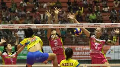 Pevoli Jakarta Pertamina Energi, Putri Andya dan Mari Stein (kanan) melakukan blocking saat melawan Jakarta PGN Popsivo pada final four seri kedua di GOR Amongrogo, Yogyakarta, Jumat (6/5/2016). (Bola.com/Vitalis Yogi Trisna)