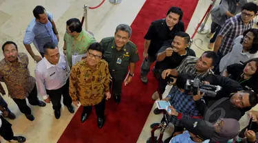 Mendagri Tjahjo Kumolo tiba di Gedung Nusantara, Komplek Parlemen Senayan, Jakarta, Senin (11/5/2015). Pimpinan DPR beserta Komisi II menggelar pertemuan dengan Mendagri guna membahas revisi UU Pilkada dan revisi UU Parpol. (Liputan6.com/Andrian M Tunay)