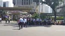 Sejumlah karyawan berhamburan keluar gedung setelah terjadinya gempa di kawasan Jalan MH Thamrin, Jakarta, Selasa (23/1). BMKG menyebut gempa yang menggoyang Jakarta berpusat di Lebak Banten dengan besar 6,4 Magnitudo. (Liputan6.com/Herman Zakharia)