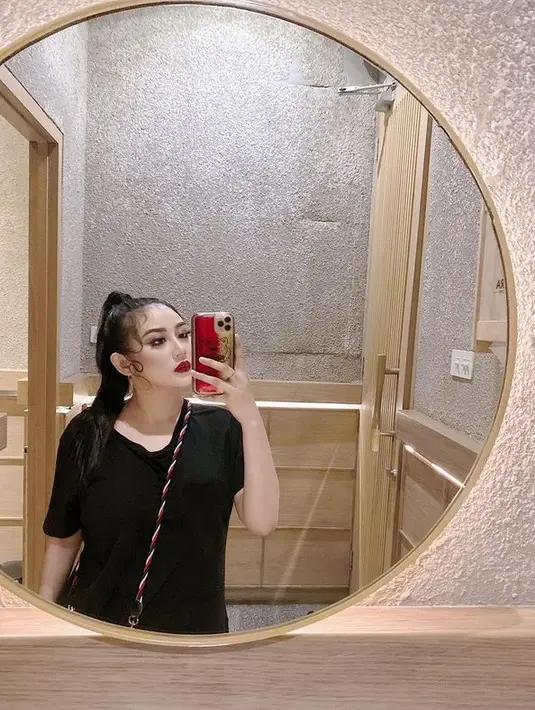 Ternyata, menonton film dewasa membuat Pamela merasa lebih rileks dan tidurnya jadi lebih nyenyak. (instagram/pamelaaaasafitri)