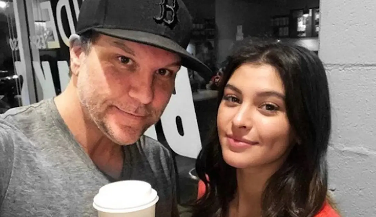 Dane Cook berpacaran Kelsi Taylor dengan perbedaan usia 26 tahun. Mereka pacaran dari tahun 2017 dan baru saja liburan romantis ke Hawaii di awal tahun 2018. (instagram/danecook)