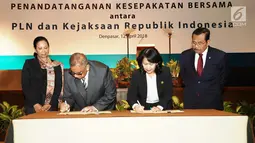 Menteri BUMN Rini Soemarno (kiri) menyaksikan penandatangan kesepakatan PT PLN (Persero) bersama Kejaksaan Agung di Bali, Kamis (12/4). Kerja sama itu mengenai penanganan masalah hukum bidang perdata dan tata usaha negara. (Liputan6.com/Pool/PLN)