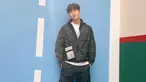 Penampilan Kim Seon Ho dalam unggahan akun Instagram pribadinya selalu mencuri perhatian netizen. Menggunakan kaos putih yang dipadukan dengan jaket serta celana training hitam, penampilannya terlihat santai namun menawan.(Liputan6.com/IG/@seonho__kim)