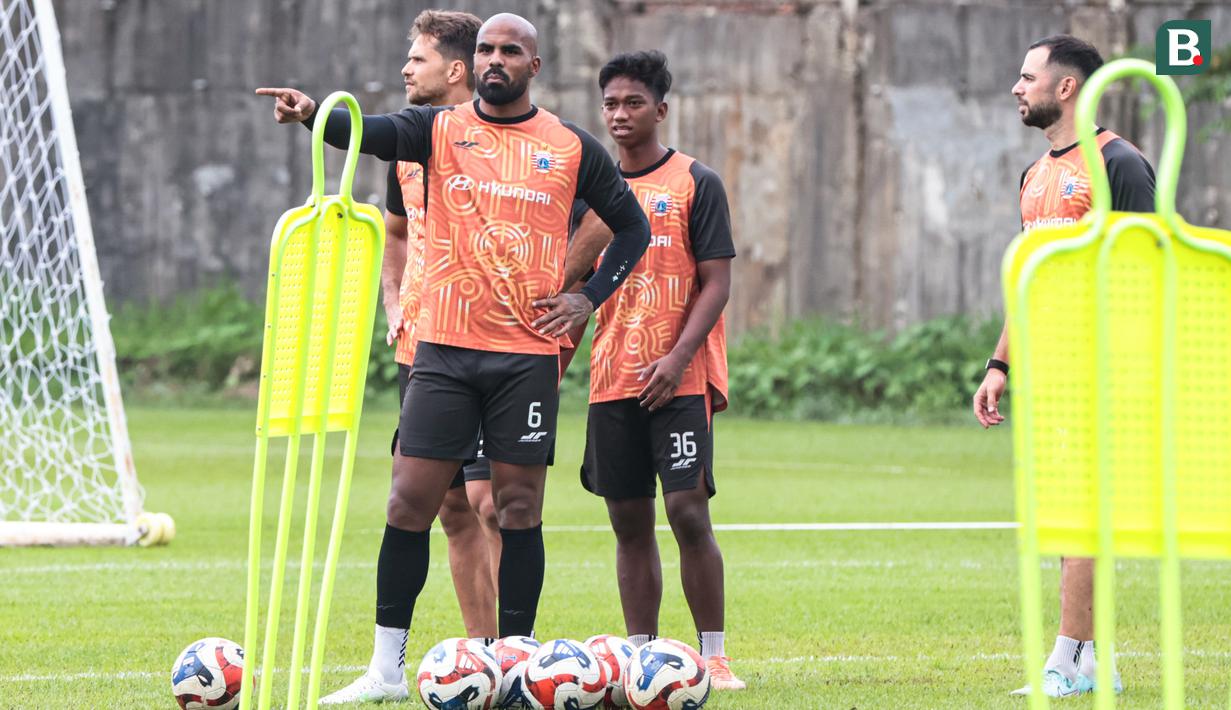 Para pemain Persija Jakarta tampak serius mendengarkan instruksi dari pelatih pada sesi latihan di Persija Training Ground, Depok, pada Senin (2/2/2026) sore WIB sebagai persiapan untuk melawan Arema FC. (Bola.com/Nur Iman Ali)