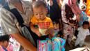 Warga antre mendapatkan pampers dan biskuit bagi anak-anak di Posko pengungsian Mangunkerta, Cianjur, Jumat (23/12/2022). Lebih dari sebulan sejak musibah gempa bumi 5,2 SR sejumlah warga masih tinggal di pengungsian dengan bantuan kebutuhan hidup dari para donatur. (merdeka.com/Arie Basuki)