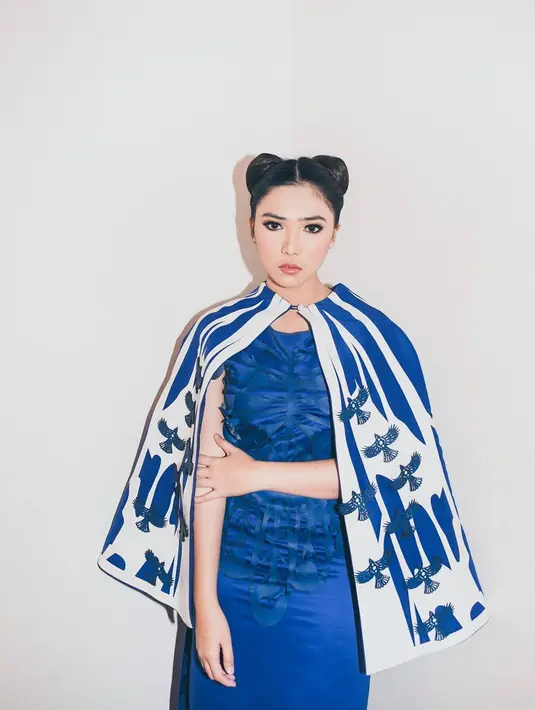 Tidak selalu bergaya simple, namun Isyana Sarasvati juga kerap tampil glamor. Ini contohnya, dengan dress berwarna biru dan dipadukan dengan outer yang senada, Isyana tampak memukau. Terlebih model rambutnya yang unik. (Instagram/isyanasarasvati)
