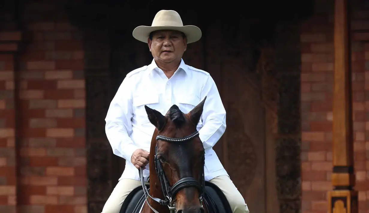 <p>Ketua Umum Partai Gerindra Prabowo Subianto menaiki kuda usai melakukan pertemuan dengan Presiden Jokowi, di kediamannya di Hambalang, Bogor, Senin (31/10). Jokowi dan Prabowo melakukan pertemuan tertutup selama hampir 2 jam. (Liputan6.com/Faizal Fanani)</p>