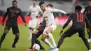 Penyerang RB Leipzig Andre Silva mengontrol bola dibayangi pemain Bayern Munchen  pada laga pekan ke-16 Bundesliga Jerman 2022-2023 di Red Bull Arena, Sabtu (21/1/2023) dini hari WIB.  RB Leipzig berhasil tahan imbang Bayern Munchen dengan skor 1-1. (AP Photo/Matthias Schrader)