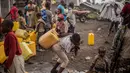 Kondisi kamp-kamp pengungsi semakin mengkhawatirkan dengan terbatasnya layanan air dan kesehatan yang bisa meningkatkan risiko timbulnya wabah penyakit. (Jospin Mwisha/AFP)