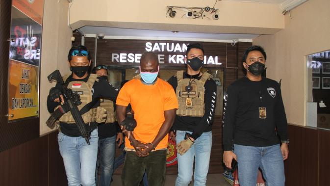 Teka-teki pembunuh Warga Negara Ghana Festus atau akrab disapa Michael (24) terpecahkan. Pelaku adalah temannya sendiri berinisial JO alias SK (22) warga negara Gambia.