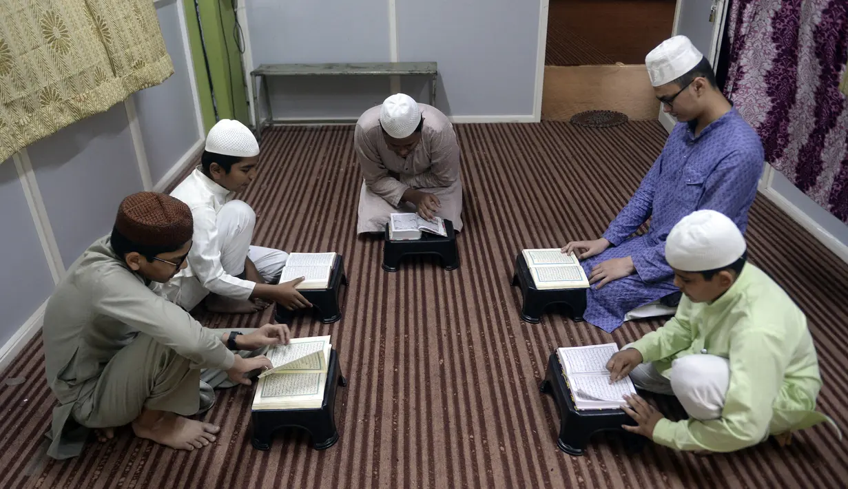 Siswa muslim membaca Alquran selama bulan suci Ramadhan di Madinatul Uloom Tahfeez ul Quran, Hyderabad, India, Kamis (7/4/2022). (NOAHSELAM/AFP)
