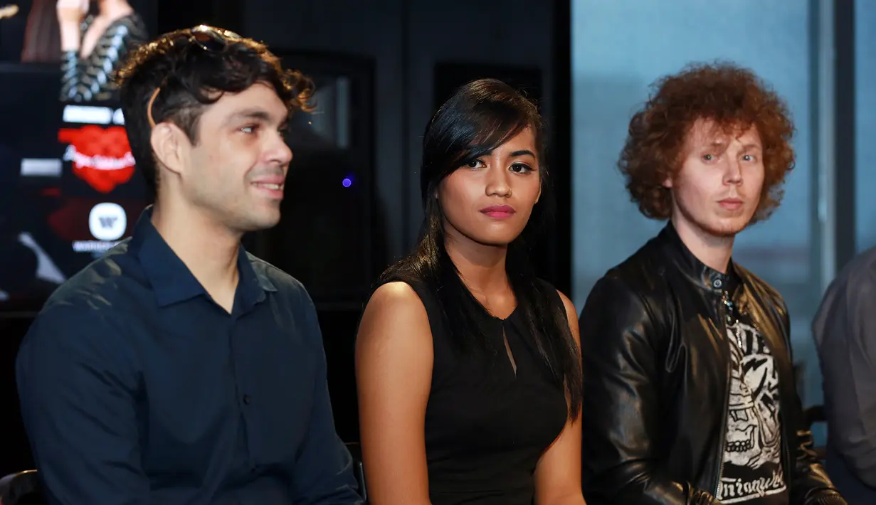 Sebuah kebanggan tersendiri ketika Ollie Jacobs dan Matt Hart melakukan kolaborasi dengan penyanyi muda Indonesia, Andini yang masih berusia 18 tahun. Kolaborasi mereka tentunya menjadi sesuatu yang unik dan patut ditunggu. (Deki Prayoga/Bintang.com)