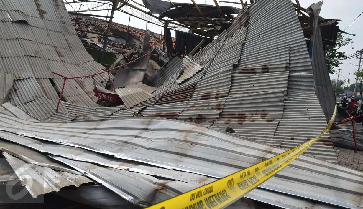 Kondisi garasi PT Darma Sentana Putra yang rusak akibat truk tangki pengangkut BBM yang meledak di Jalan Kawasan Industri Terboyo, Semarang, Rabu, ( 9/11). Akibat kejadian tersebut 1 orang tewas bernama Rofik alias Gedung. (Liputan6.com/Gholib)