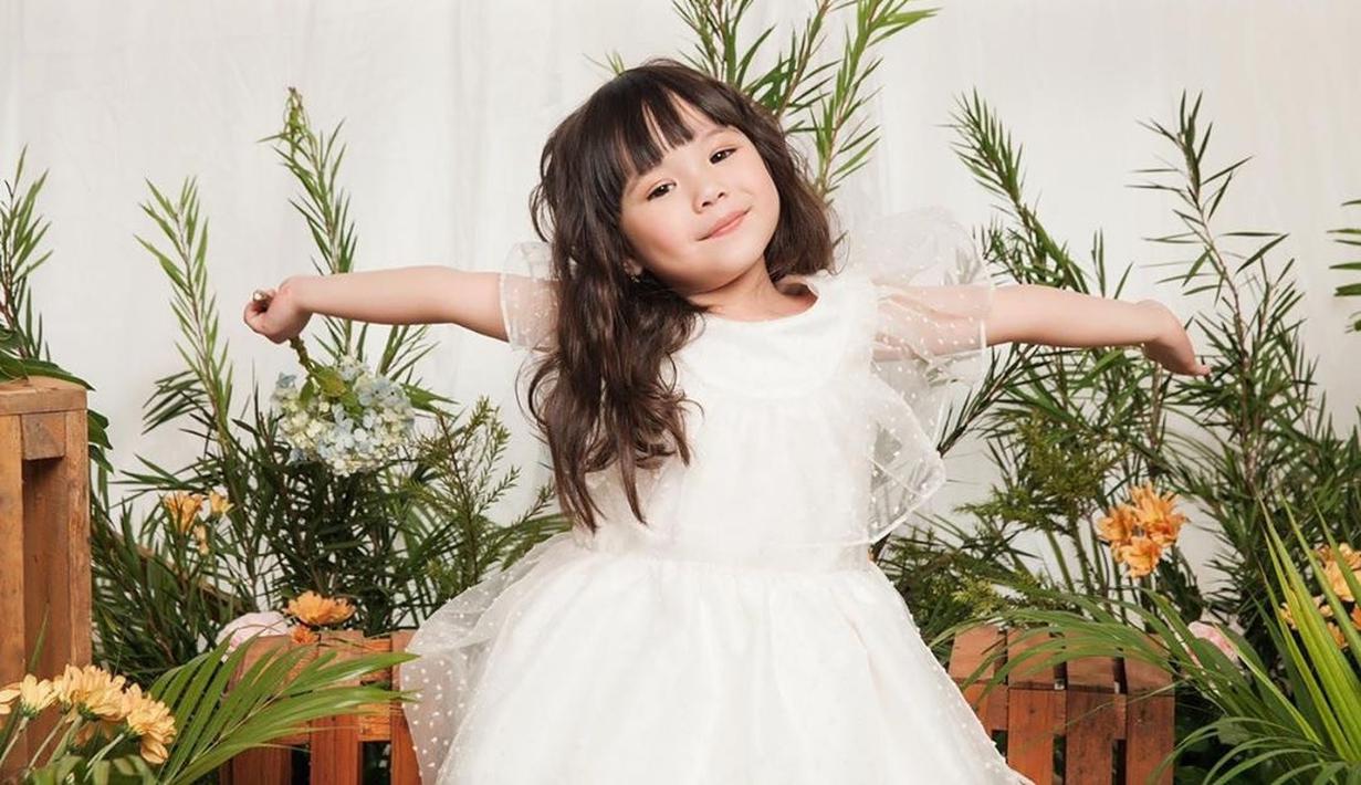 Pasangan artis satu ini memutuskan untuk mengakhiri perjalanan rumah tangganya. Mereka adalah Gading Marten dan Gisella Anastasia. Rumah tangga mereka dikaruniai satu orang anak, yaitu Gempita Nora Marten. Meskipun sudah berpisah, mereka masih kompak untuk membesarkan Gempita.(Liputan6.com/gadiiing)