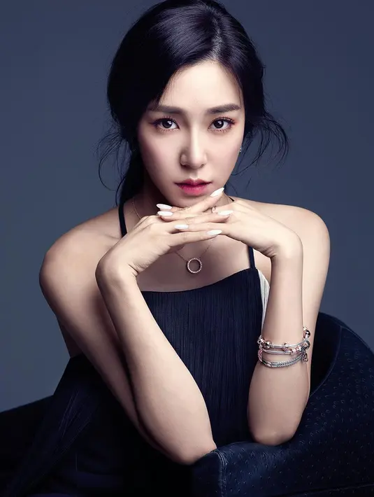 "Membuat dan mendengarkan musik membuatku tetap sehat, merasa dimengerti dan mendorongku untuk tetap maju ke depan," tuturnya. (Foto: instagram.com/tiffanyyoungofficial)