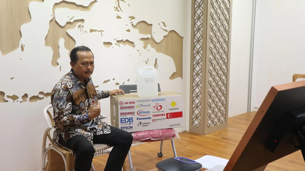 Economic Development Board (EDB) Singapura memberi bantuan masker dan cairan desinfektan untuk Pemkot Batam.